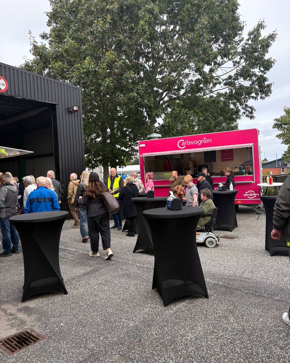 Gæster samlet ved ståborde foran Carlsvognen