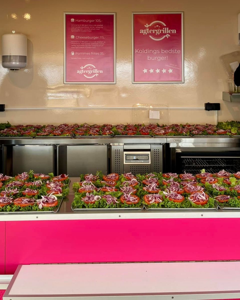 Bakker med salat, tomat og rødløg klar til burgerne inde i vognen